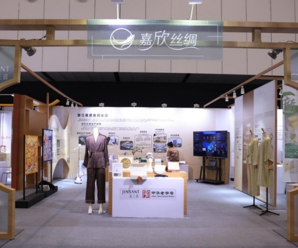 J9直营集团丝绸亮相首届浙江省汗青经典产业展